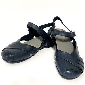 Women's leather comfort shoes. Size 8